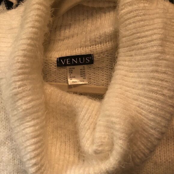 Beautiful white plush turtle neck by Venus - Picture 6 of 8